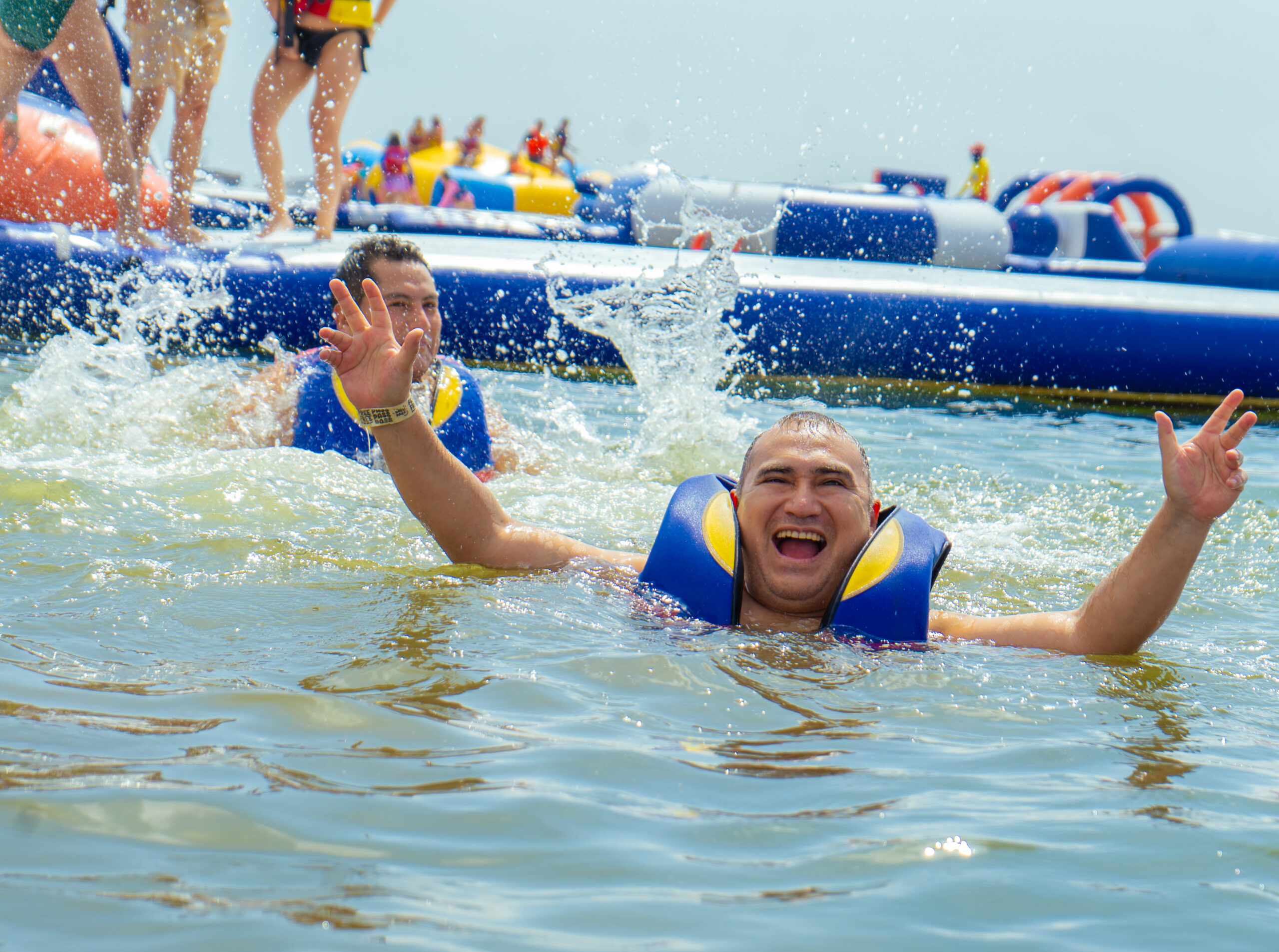 Integración empresarial al aire libre: actividades acuáticas para team building efectivo